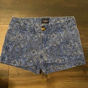 American Eagle “Shortie” Chino Shorts Navy Paisley